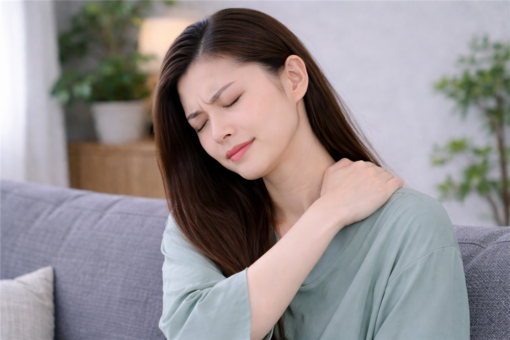 肩頸紅旗警訊：從「姿勢代償」中搶救你的頸椎