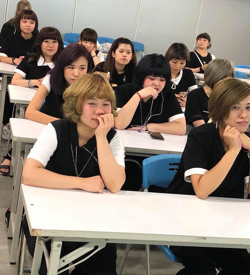 不斷學習各種知識技能，不斷完善自己。