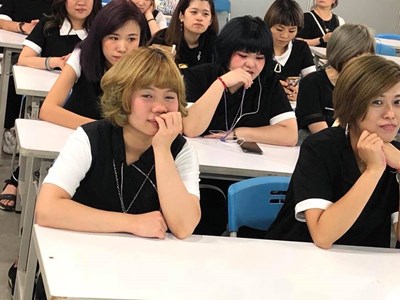 不斷學習各種知識技能，不斷完善自己。