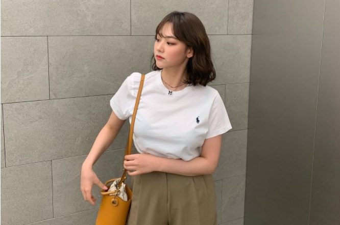 美娜的短髮鬆軟捲